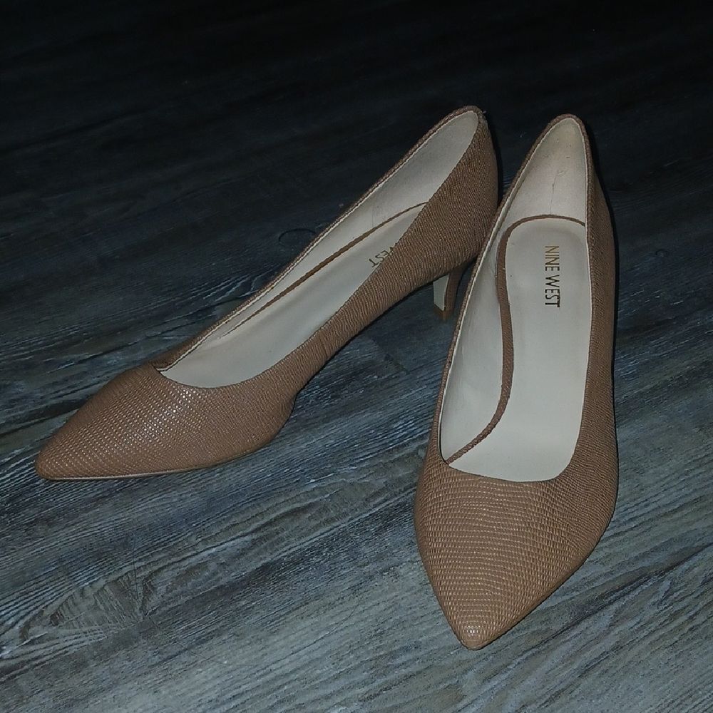 Nine West Patrizia tan kitten heels pointed toe Sz 9.5 EUC
